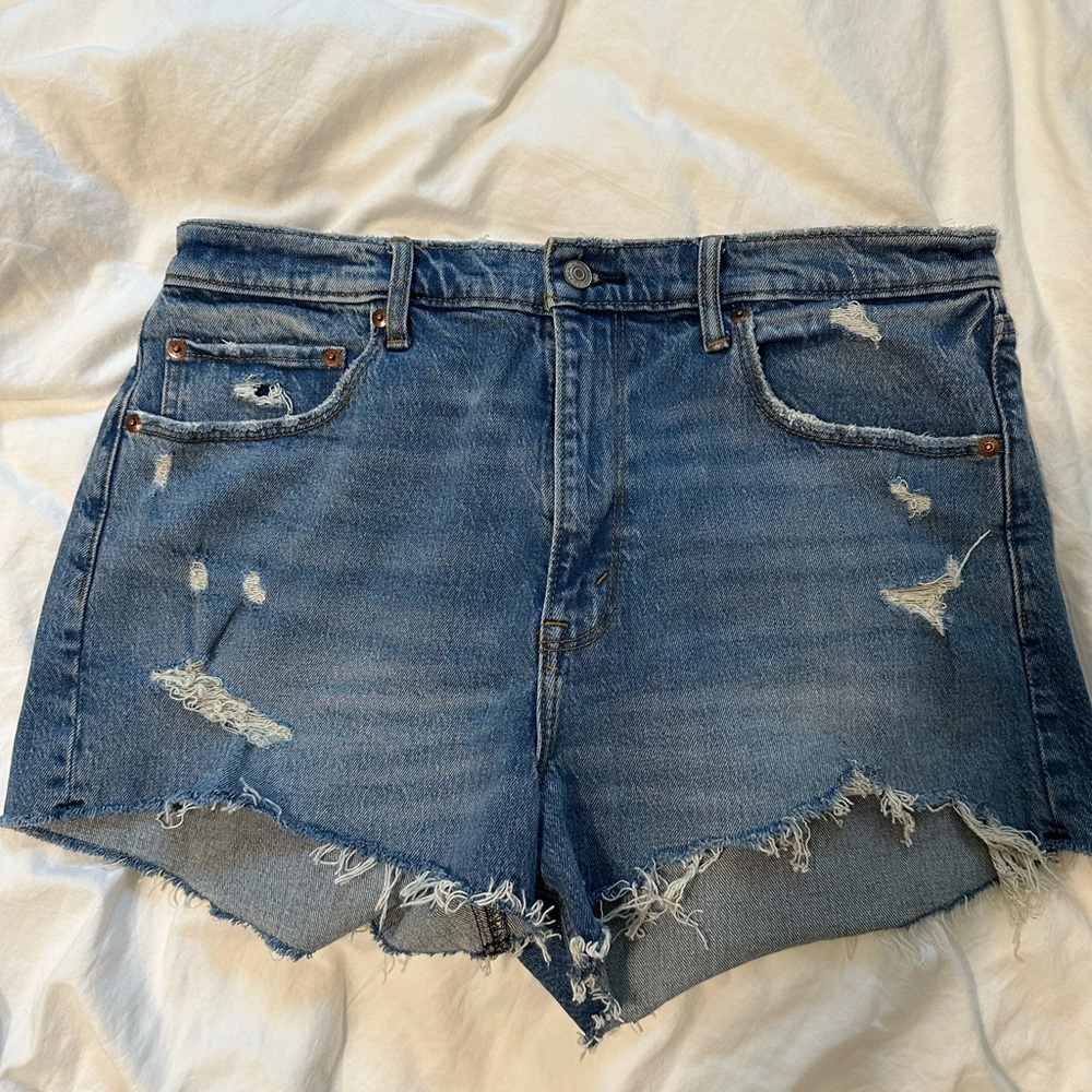 Abercrombie & Fitch The Mom Short, high rise, size 32/14

Excellent condition